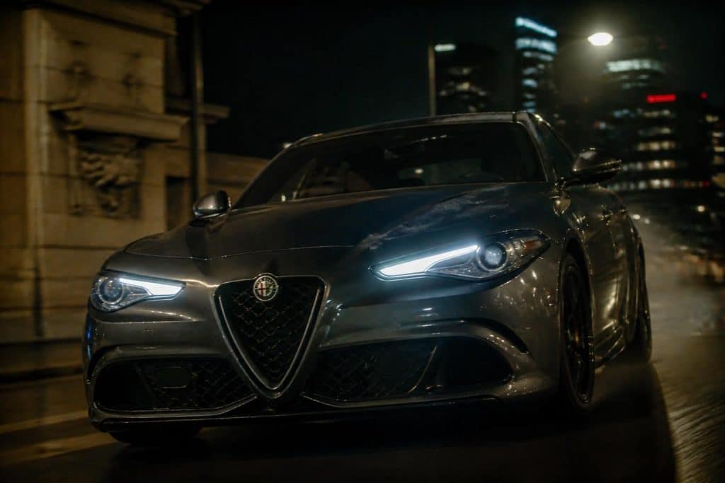 découvrez la alfa romeo 6 underground avec un focus spécial sur la giulia quadrifoglio, la star emblématique au cœur du film, alliant performance et design italien.
