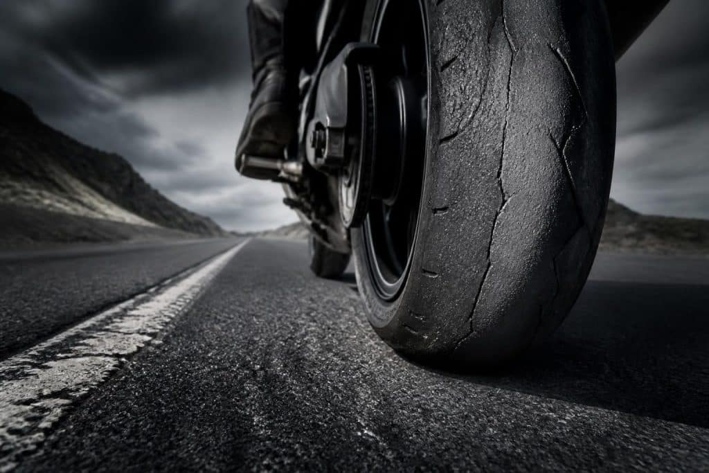 découvrez comment l'usure des pneus de moto révèle la bande de peur et influence votre sécurité sur la route.