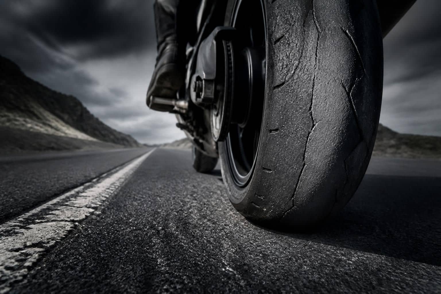 découvrez comment l'usure des pneus de moto révèle la bande de peur et influence votre sécurité sur la route.
