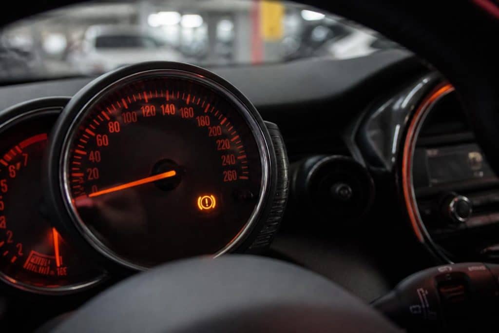 découvrez la signification du voyant orange sur votre mini cooper et apprenez des solutions rapides pour résoudre les problèmes courants et assurer la sécurité de votre véhicule.